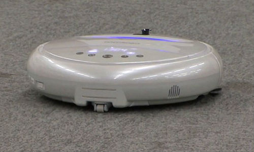 സംസാരിച്ച് ജോലി ചെയ്യുന്ന വാക്വം ക്ലീനര്‍ റോബോട്ട്