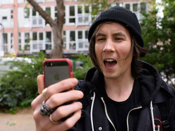 ഇനി ഫോണ്‍ നോക്കി ചിരിച്ചാല്‍ സെല്‍ഫി ക്ലിക്ക് ആകും...!