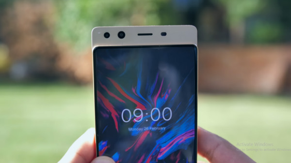 സ്ക്രീൻ മാത്രം, വേറെ ഒന്നുമില്ല ഈ ഫോണിന്റെ മുൻഭാഗത്ത്