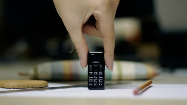 13 ഗ്രാം മാത്രം ഭാരമുള്ള ലോകത്തിലെ ഏറ്റവും ചെറിയ ഫോൺ; ഇപ്പോൾ ബുക്ക് ചെ