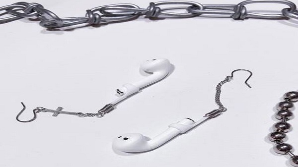 എയർപോഡ് നഷ്ടപ്പെട്ട് പോകാതിരിക്കുവാനായി കമ്മലാക്കി മാറ്റി യുവതി  