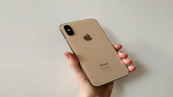 3.ആപ്പിൾ ഐഫോൺ XS (512GB) (1,34,900 ലക്ഷം രൂപ)