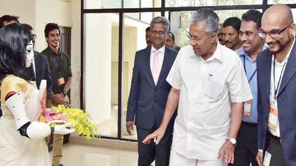 പോലീസ് ആസ്ഥാനത്ത് കൗതുകമായി എസ്.ഐ പദവിയുള്ള യന്ത്രമനുഷ്യൻ പോലീസ് ആസ്ഥാനത്ത് കൗതുകമായി എസ്.ഐ പദവിയുള്ള യന്ത്രമനുഷ്യൻ