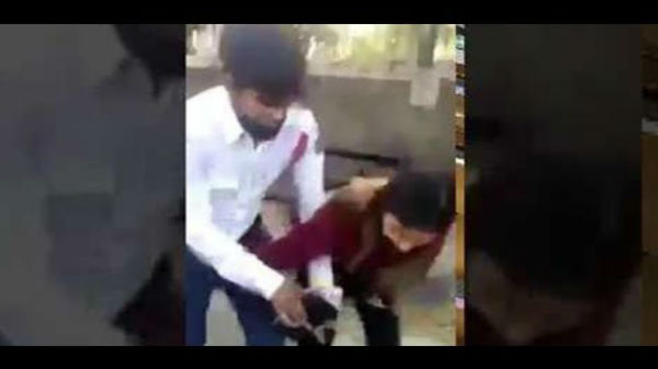 പോലീസുകാരനെ ആക്രമിക്കുക