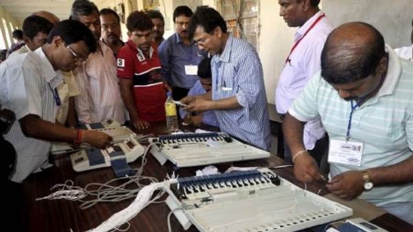 ഇലക്ട്രോണിക് വോട്ടിംഗ് മെഷീനില് വോട്ട് രേഖപ്പെടുത്തുന്നതെങ്ങിനെയെന്ന ഇലക്ട്രോണിക് വോട്ടിംഗ് മെഷീനില് വോട്ട് രേഖപ്പെടുത്തുന്നതെങ്ങിനെയെന്ന
