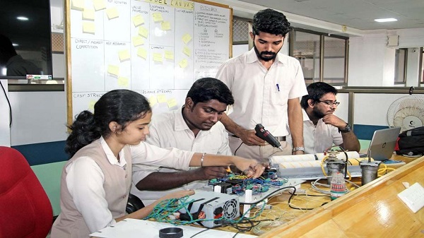 റോബോട്ട് വികസിപ്പിച്ച് അമൃത വിശ്വവിദ്യാലയത്തിലെ വിദ്യാർത്ഥികൾ