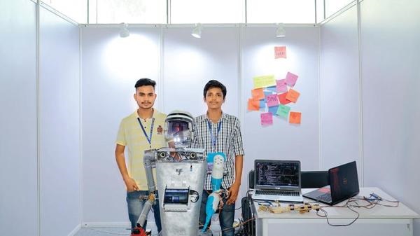 വിദ്യാർത്ഥികൾ സമൂഹത്തെ സേവിക്കുന്ന റോബോട്ടുകൾ നിർമ്മിക്കുന്നു