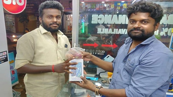 സ്മാര്ട്ട്ഫോണ് വാങ്ങിയാല് ഒരു കിലോ ഉള്ളി സൗജന്യം