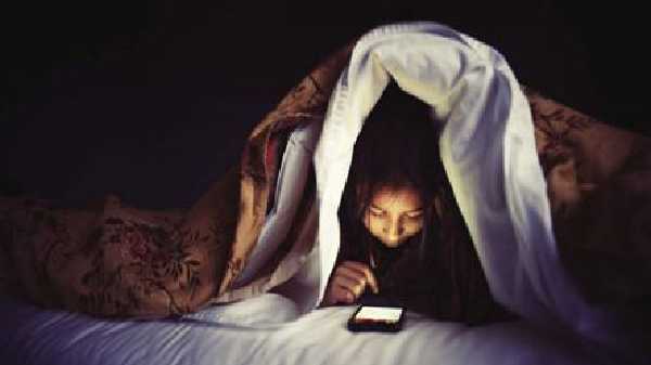 രാത്രി ​​ലൈറ്റ് ഓഫാക്കിയുള്ള മൊ​ബൈൽ ഉപയോഗം യുവതിയുടെ കാഴ്ച കളഞ്ഞു