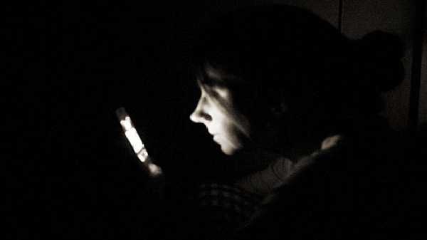 രാത്രി ​​ലൈറ്റ് ഓഫാക്കിയുള്ള മൊ​ബൈൽ ഉപയോഗം യുവതിയുടെ കാഴ്ച കളഞ്ഞു