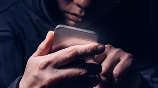 ബാറിലിരുന്ന് ഐഫോൺ ഉപയോഗിച്ചു; യുവതിക്ക് നഷ്ടമായത് 8 ലക്ഷത്തോളം രൂപ ബാറിലിരുന്ന് ഐഫോൺ ഉപയോഗിച്ചു; യുവതിക്ക് നഷ്ടമായത് 8 ലക്ഷത്തോളം രൂപ