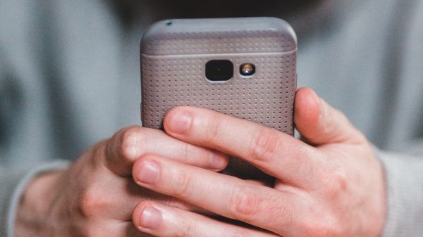 കണ്ണടിച്ച് പോകേണ്ടെങ്കിൽ പറയുന്നത് കേൾക്കുക