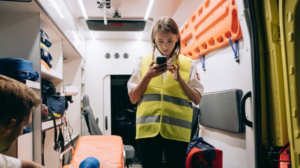 കണ്ണടിച്ച് പോകേണ്ടെങ്കിൽ പറയുന്നത് കേൾക്കുക