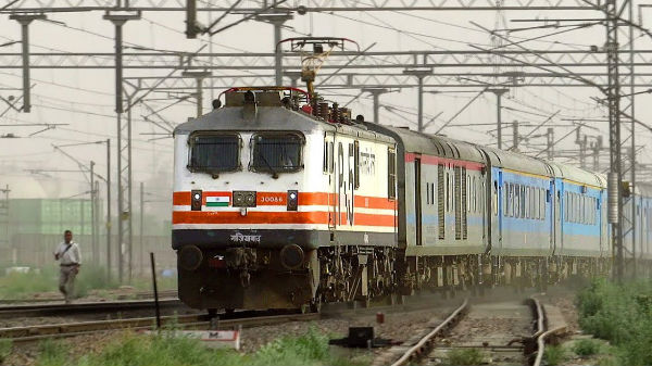 ട്രെയിൻ യാത്രയിൽ മൊ​ബൈൽ താഴെവീണാൽ ചങ്ങല വലിക്കാമോ? ചെയ്യേണ്ടത് എന്ത്