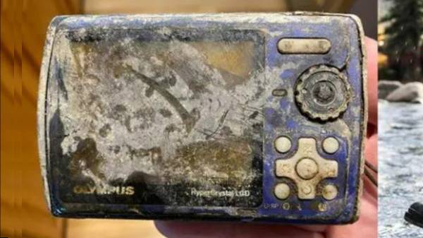 ക്യാമറ ആറ്റിൽക്കിടന്നത് 13 വർഷം, എന്നിട്ടെന്തായെന്നോ... ക്യാമറ ആറ്റിൽക്കിടന്നത് 13 വർഷം, എന്നിട്ടെന്തായെന്നോ...