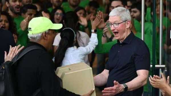 മാക്കിന്റോഷ് ക്ലാസിക് മെഷീനുമായി ടിം കുക്കിനെ അ‌മ്പരപ്പിച്ച് ആരാധകൻ