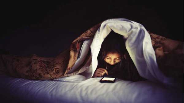 രാത്രി ഉറങ്ങാൻ കഴിയുന്നില്ലേ? എങ്കിൽ ഫോണിൽ ഈ മാറ്റങ്ങൾ വരുത്തൂ!