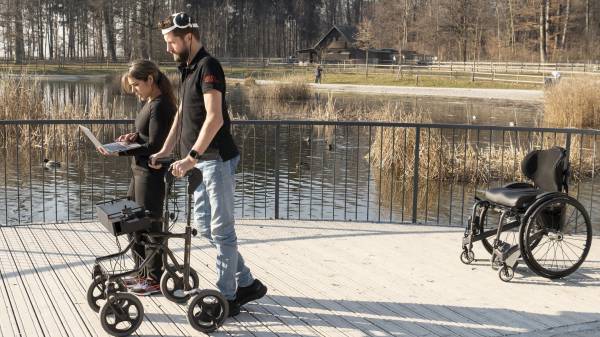 സൈക്ലിങ്ങിനിടെ കഴുത്തൊടിഞ്ഞ് 12 വർഷം തളർന്നുകിടന്നയാളെ നടത്തിച്ച് എഐ