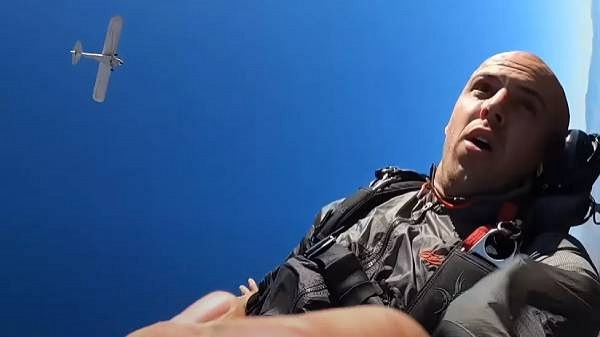 'നാല്' ​ലൈക്കിന് വേണ്ടി പറന്നുകൊണ്ടിരുന്ന വിമാനം തകർത്തു!