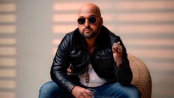 ഗായകന്റെ 40 ലക്ഷത്തിന്റെ എസ്യുവി കാർ അപ്പാടെ 'അപ്രത്യക്ഷമായി' ഗായകന്റെ 40 ലക്ഷത്തിന്റെ എസ്യുവി കാർ അപ്പാടെ 'അപ്രത്യക്ഷമായി'