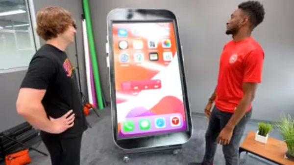 എട്ടടി ഐഫോൺ; ലോകത്തിലെ ഏറ്റവും വലിയ ഐഫോൺ നിർമിച്ച് യൂട്യൂബർ