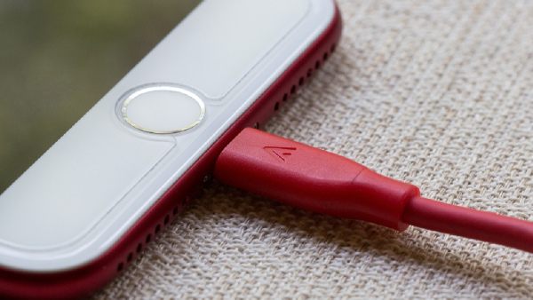 ചാർജ് ചെയ്യുന്ന ഫോണിന്റെ അ‌രികിൽ ഉറങ്ങരുതെന്ന് ആപ്പിൾ മുന്നറിയിപ്പ്