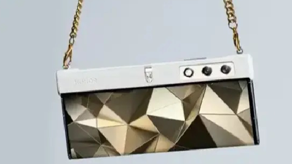 ഹാൻഡ് ബാഗ് ആക്കി തോളിൽ ഇടാം, വി പേഴ്സ് ഫോൾഡബിൾ ഫോൺ പുറത്തിറക്കി ഹോണർ