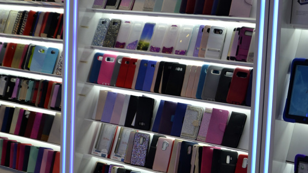 ഫോൺ കവർ നോക്കൂ, മഞ്ഞ നിറമായില്ലേ, വൃത്തിയാക്കാൻ ഇതാ ചില പൊടിക്കൈകൾ ഫോൺ കവർ നോക്കൂ, മഞ്ഞ നിറമായില്ലേ, വൃത്തിയാക്കാൻ ഇതാ ചില പൊടിക്കൈകൾ