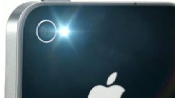 ഫോണിന്റെ ഫ്ലാഷ് ലൈറ്റുകൾ കണ്ണിന് മാത്രമല്ല ചർമ്മത്തിനും ഭീഷണി ഫോണിന്റെ ഫ്ലാഷ് ലൈറ്റുകൾ കണ്ണിന് മാത്രമല്ല ചർമ്മത്തിനും ഭീഷണി