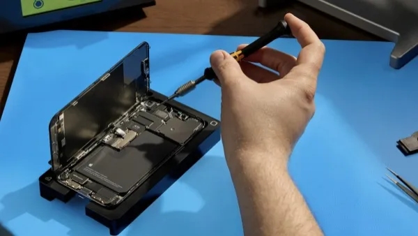 സോഫ്റ്റുവെയർ അപ്ഡേറ്റ് മൂലം ഫോൺ അടിച്ചുപോയോ? നഷ്ടപരിഹാരം നേടിയെടുക്കാം