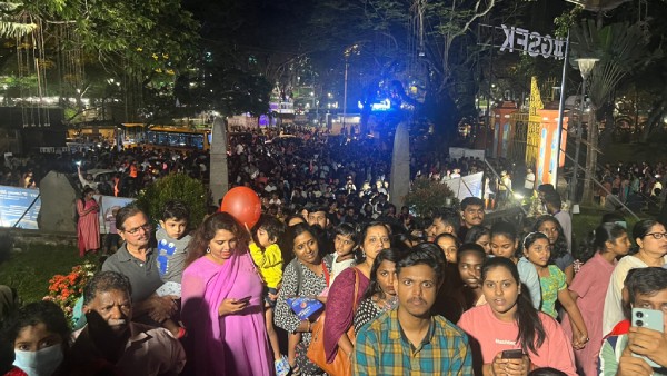 തിരുവനന്തപുരത്ത് ഉദിച്ച ചന്ദ്രനെ കണ്ടത് ഒരുലക്ഷത്തോളം ആളുകൾ