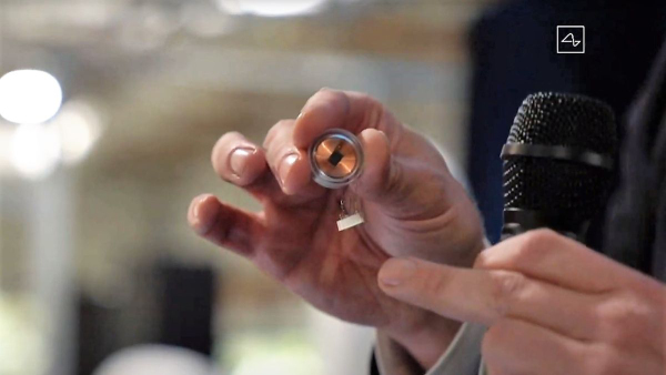  ന്യൂറലിങ്ക് ചിപ് സ്ഥാപിച്ച മനുഷ്യൻ ​ചിന്തകൊണ്ട് മൗസ് നിയന്ത്രിച്ചു