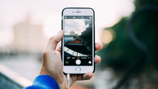 ചെറുവിരലിന് ഒരു വളവ് ഉണ്ടോ എന്ന് നോക്കൂ! ഭയപ്പെടുത്തി 'ഐഫോൺ ഫിംഗർ'