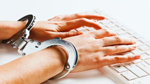 ഡിജിറ്റലായി അറസ്റ്റ് ചെയ്യും, സൂക്ഷിച്ചോ; രക്ഷപെടാൻ ലക്ഷങ്ങൾ വേണം