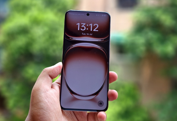 OPPO Reno12 Pro: AI ബ്രില്യൻസും കിടിലൻ ഡിസൈനും ചേർന്നൊരു മാസ് സംഭവം OPPO Reno12 Pro: AI ബ്രില്യൻസും കിടിലൻ ഡിസൈനും ചേർന്നൊരു മാസ് സംഭവം