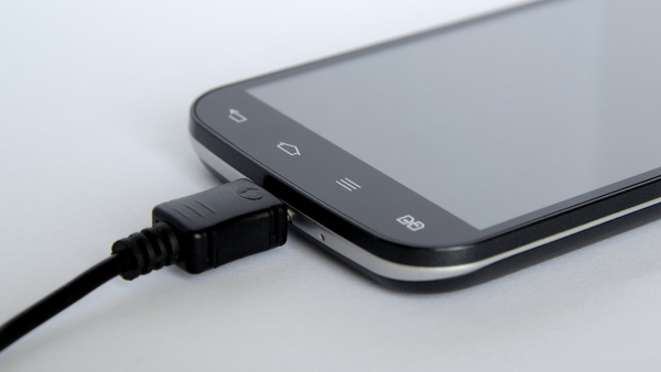 കേന്ദ്ര ബജറ്റ് 2024: മൊ​ബൈലിനും ചാർജറിനും വില കുറയും